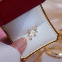 1 Pair Fashion Flower Alloy Inlay Rhinestones Gold Plated Women's Ear Studs main image 3
