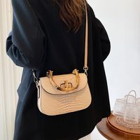 Women's Medium All Seasons Pu Leather Solid Color Fashion Shell Lock Clasp Handbag main image 2