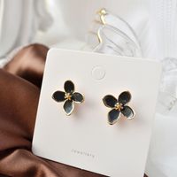 1 Pair Elegant Flower Alloy Gold Plated Women's Ear Studs main image 5