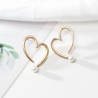 1 Pair Retro Heart Shape Imitation Pearl Alloy Women's Ear Studs main image 1