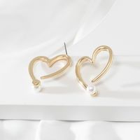 1 Pair Retro Heart Shape Imitation Pearl Alloy Women's Ear Studs main image 5
