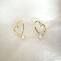 1 Pair Retro Heart Shape Imitation Pearl Alloy Women's Ear Studs main image 4