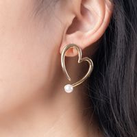 1 Pair Retro Heart Shape Imitation Pearl Alloy Women's Ear Studs main image 2