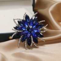 Retro Flor Aleación Embutido Piedras Preciosas Artificiales Diamantes De Imitación Mujeres Broches sku image 1