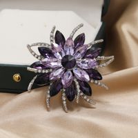 Retro Flor Aleación Embutido Piedras Preciosas Artificiales Diamantes De Imitación Mujeres Broches sku image 3