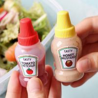 Deux Petites Bouteilles En Plastique De Sauce Tomate À Salade Portables main image 1