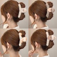 Style Simple Ours Forme De Cœur Arête De Poisson Perle D'imitation Flocage Métal Croix Croisée Strass Griffes De Cheveux 1 Pièce main image 2