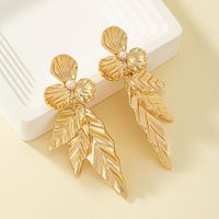 Wholesale Jewelry 1 Pair Retro Leaves Flower Alloy Pearl Drop Earrings sku image 1