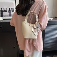 Women's All Seasons Pu Leather Solid Color Classic Style Cylindrical Zipper Bucket Bag main image 4