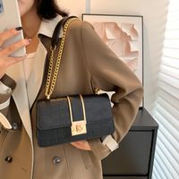 Frau Pu-leder Einfarbig Vintage-stil Quadrat Magnetschnalle Schultertasche Quadratische Tasche Kettentasche main image 1