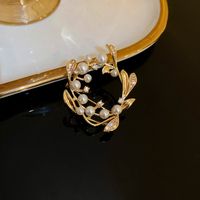 Moda Oval Flor Mariposa Cobre Embutido Diamantes De Imitación Perla Mujeres Broches sku image 100