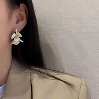 1 Pair Elegant C Shape Petal Three-dimensional Alloy Ear Studs main image 6