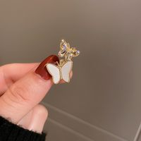 Fashion Oval Flower Butterfly Copper Inlay Rhinestones Pearl Women's Brooches sku image 4