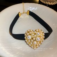 Retro Heart Shape Pu Leather Alloy Inlay Artificial Pearls Women's Choker main image 3