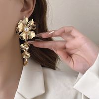 Bijoux En Gros 1 Paire Exagéré Fleur Métal Perles Artificielles Boucles D'oreilles main image 5