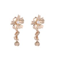 Wholesale Jewelry 1 Pair Exaggerated Flower Metal Artificial Pearls Drop Earrings sku image 1
