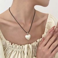 Einfacher Stil Herzform Harz Dreidimensional Frau Halskette Mit Anhänger main image 2