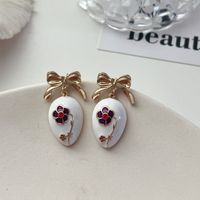 1 Paar Retro Kreuzen Blume Bogenknoten Legierung Emaille Künstliche Perlen Frau Kronleuchter Ohrringe main image 3