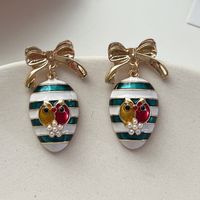 1 Paar Retro Kreuzen Blume Bogenknoten Legierung Emaille Künstliche Perlen Frau Kronleuchter Ohrringe sku image 3