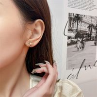 1 Pair Simple Style Flower Alloy Inlay Artificial Pearls Women's Ear Studs main image 4