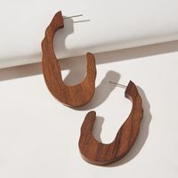 زوج واحد من الأزرار الخشبية المصنوعة يدويًا على شكل حرف U للأذن النسائية main image 1