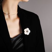 Elegant Flower Copper Plating Inlay Freshwater Pearl Shell Zircon Women's Brooches main image 4