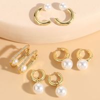 1 Paire Élégant Luxueux Style Classique Forme C Asymétrique Placage Incruster Perle Artificielle Le Cuivre Zircon Plaqué Or 14k Boucles D'oreilles Cerceau Boucles D'oreilles main image 1