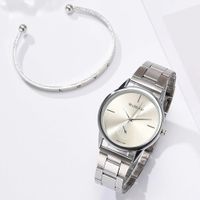 Basic Classic Style Round Solid Color Quartz Women's Watches main image 3