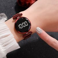 Casual Simple Style Round Magnet Buckle Quartz Women's Watches main image 5
