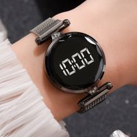 Casual Simple Style Round Magnet Buckle Quartz Women's Watches main image 4