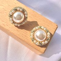 Elegant Vintage Style Round Alloy Plating Inlay Pearl Gold Plated Women's Ear Studs main image 3