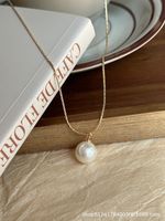Ins-stil Einfacher Stil Runden Kupfer Künstliche Perlen Halskette Mit Anhänger In Masse sku image 1