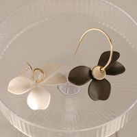 1 Pair Casual Retro Flower Asymmetrical Stoving Varnish Alloy Drop Earrings main image 5