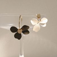 1 Paar Lässig Retro Blume Asymmetrisch Einbrennlack Legierung Tropfenohrringe main image 1