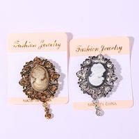 Vintage Style Round Alloy Inlay Rhinestones Women's Brooches main image 4