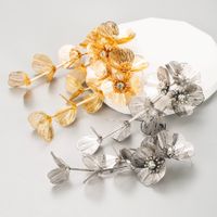 1 Paar Elegant Süss Blume Überzug Inlay Legierung Metall Strasssteine Vergoldet Tropfenohrringe main image 1