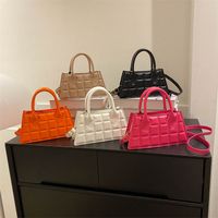 Femmes Moyen Faux Cuir Couleur Unie Élégant Style Classique Carré Fermeture Éclair Sac D'épaule Sac À Main Sac Bandoulière main image 1