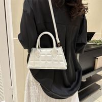 Mujeres Medio Cuero Sintético Color Sólido Elegante Estilo Clásico Cuadrado Cremallera Bolsa De Hombro Bolso Bolso Bandolera sku image 3