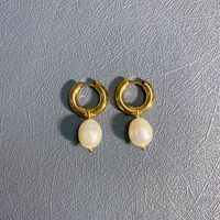 1 Pair Elegant Simple Style Round Freshwater Pearl Titanium Steel Plating 18k Gold Plated Earrings main image 5