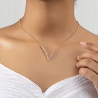 Estilo Moderno Forma V Aleación Enchapado Embutido Diamante Artificial Mujeres Collar Colgante main image 1