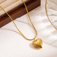 Modern Style Square Heart Shape Shell Stainless Steel Three-dimensional Carving 18k Gold Plated Pendant Necklace sku image 1