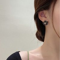 Retro Simple Style Flower Alloy Enamel Inlay Pearl Women's Ear Studs main image 2