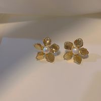 Estilo Moderno Estilo Coreano Flor Aleación Embutido Perlas Artificiales Chapado En Oro Mujeres Pendientes main image 1