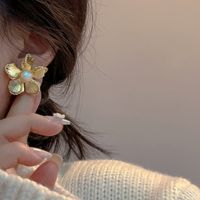 Estilo Moderno Estilo Coreano Flor Aleación Embutido Perlas Artificiales Chapado En Oro Mujeres Pendientes main image 5