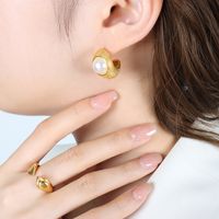 1 Pair Elegant Baroque Style C Shape Plating Inlay Titanium Steel Artificial Pearls 18k Gold Plated Ear Studs main image 2
