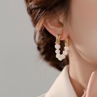 1 Paar Elegant Einfacher Stil Geometrisch Perlen Überzug Süßwasserperle Kupfer Reif Ohrringe main image 3