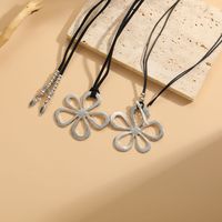 Vintage Style Flower Ccb Alloy Wax Rope Irregular Women's Necklace main image 4