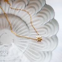 Simple Style Daisy Titanium Steel Plating 18k Gold Plated Pendant Necklace main image 1