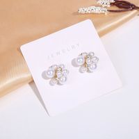 Style Ig Sucré Fleur Alliage Placage Incruster Perles Artificielles Strass Plaqué Or Femmes Boucles D'oreilles main image 3