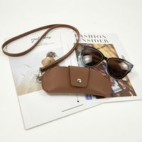 Fashion Pvc Double-sided Leather Glasses Protective Case Portable Leather Mirror Clip Halter Glasses Case Anti-lost Glasses Protective Case main image 2